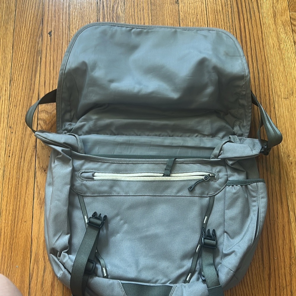 Patagonia Adjustable Messenger Bag - Picture 2 of 8
